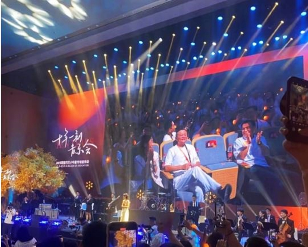 马云先生亲临现场”时，他从容起身，面带微笑，向全场致以从容而有力的挥手。