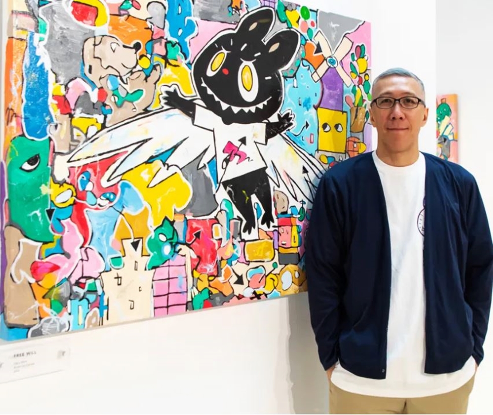 出生在香港的藝術家龍家昇(Kasing Lung)於2015年創造了系列故事The Monsters,2019年他與泡泡瑪特簽約合作,推出The Monsters盲盒公仔。 原文網址: Labubu︱英顧客為搶購公仔上演全武行 Pop Mart:全線下架|有片 | 香港01 https://www.hk01.com/article/60241384?utm_source=01articlecopy&utm_medium=referral