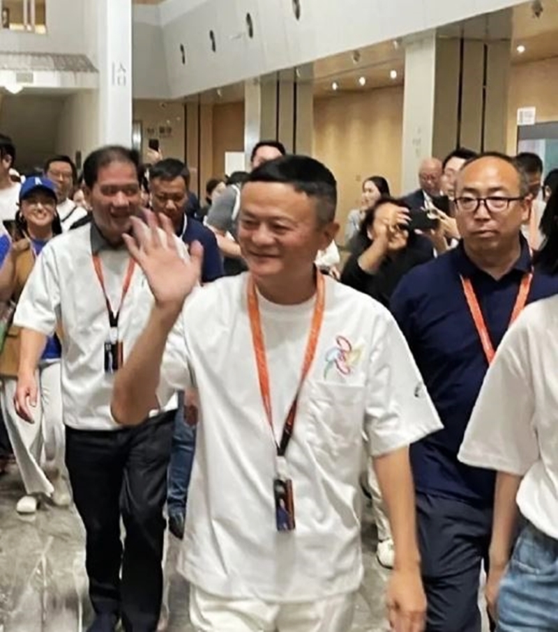 马云身著标志性的阿里纯白衬衫，胸前带著“风清扬”工牌。