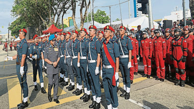 Photo of 关丹首办世界消拯员日庆典 高空跳伞人塔表演惊艳