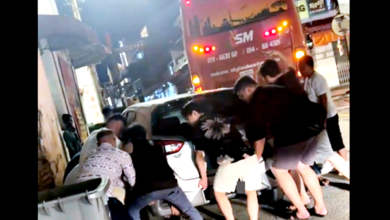 Photo of 停巷子阻通行 路人合力抬走Myvi