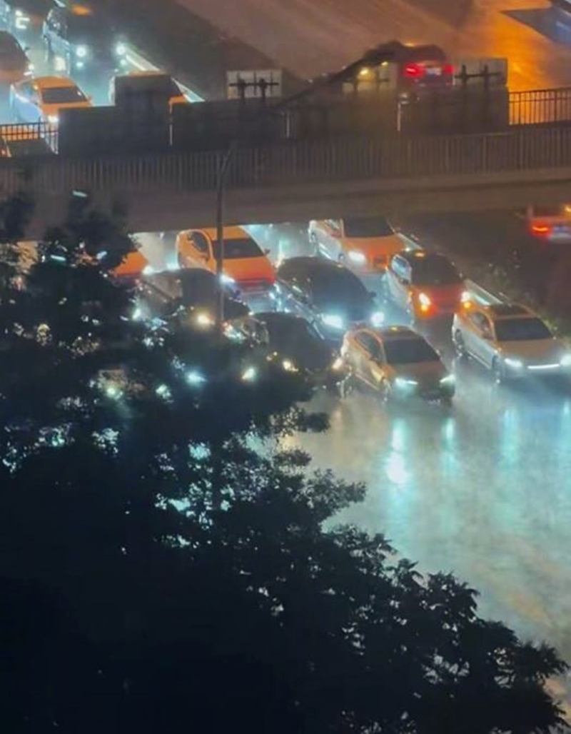 冰雹，民众忙躲避，多处路段大塞车，抱怨声四起。