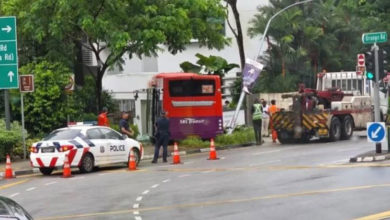 Photo of 巴士失控冲进人行道 撞毁公寓保安亭