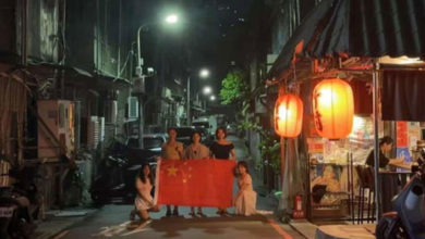 Photo of 5中国生在台举五星旗合照 陆委会：已注记 下次来台将严审