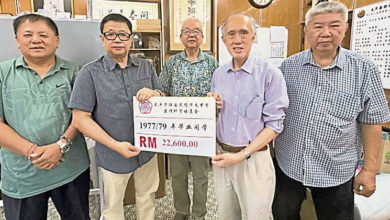 Photo of 华联77/79毕业生及黄奇仁 4万5200捐母校建科学楼