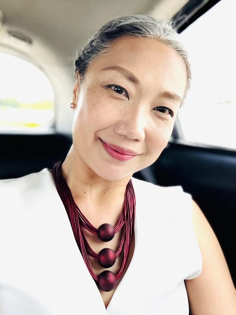 新加坡前议员陈浍敏手举求婚戒,向交往7年的男朋友求婚。
