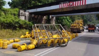 Photo of 拖格罗里撞火车桥护栏 950个煤气桶滚落险酿祸