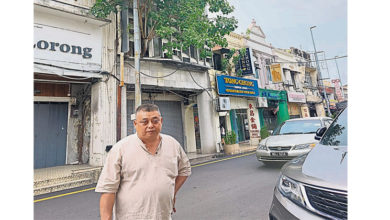 Photo of 木板腐朽屋身大树扎根 武牙拉也残破店屋成危楼