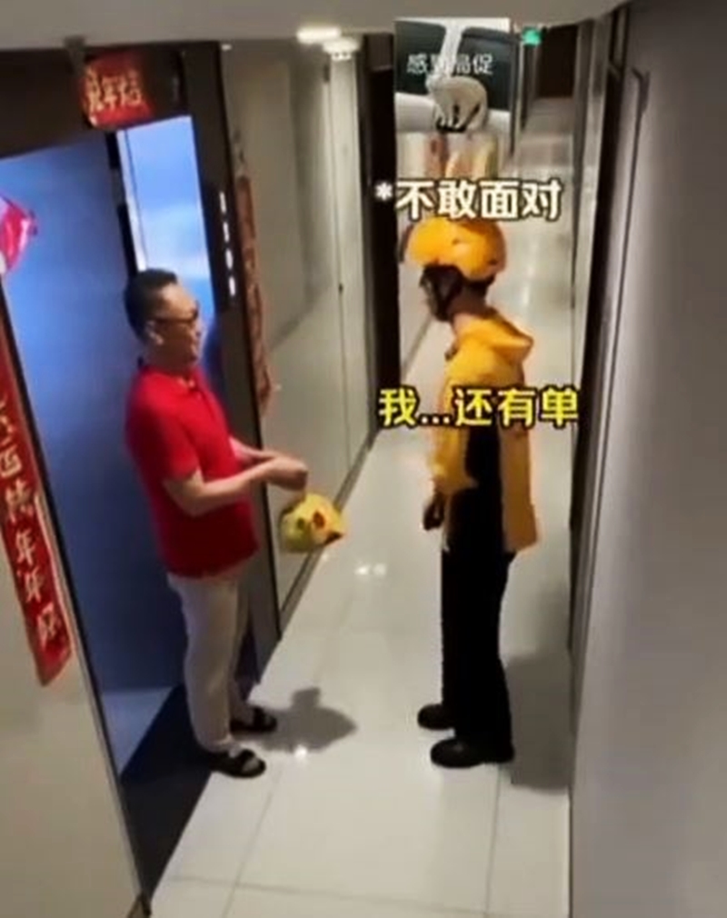 送餐员见状有些慌张，支支吾吾想逃离