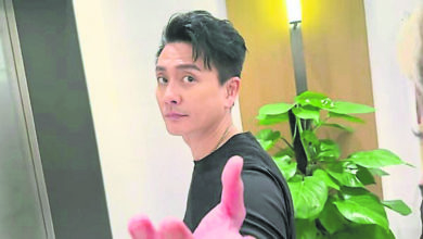 Photo of 黄宗泽快闪走人 黑脸签名拒合照