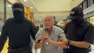 Photo of 老人杀老人 上庭摆V胜利手势