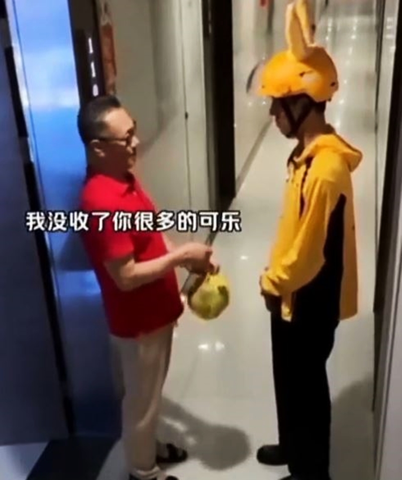 老师却笑著叫住他