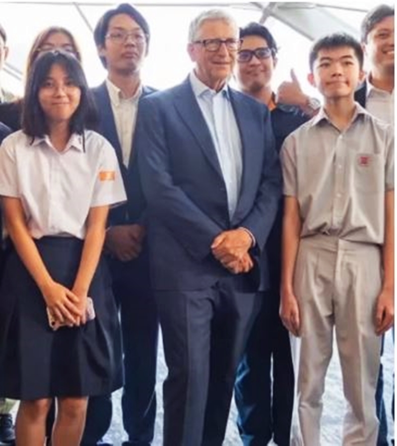 评价狮城人民令人敬佩，未来愿景十分大胆。他说：“新加坡确实令人赞叹，我已经迫不及待想再次回到那里。”