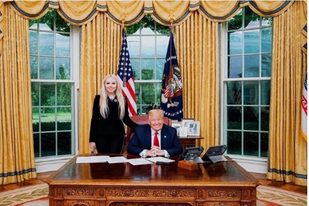 特朗普總統與次女蒂芬妮．特朗普(Tiffany Trump) 。（網上圖片）