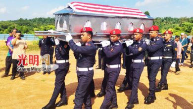 Photo of 由队员扶灵入葬 FRU殉职警员遗灵回家
