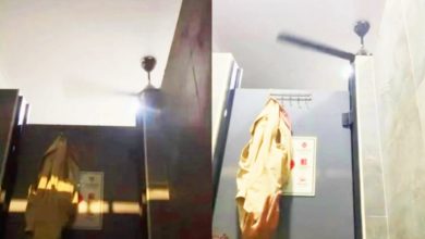 Photo of 上个厕所像开演唱会?男子被迫边“解放”边挥手 网民笑疯