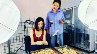 Photo of 女店主直播鸡屁股拔毛 上万人围观直呼太解压