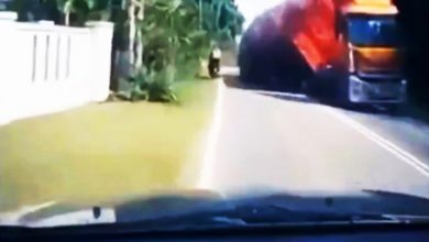 Photo of 重型罗里突失控翻覆 木材散落一地砸车 女司机受轻伤