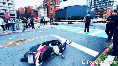 Photo of 40岁女骑士接孩下课 遭暴冲车撞飞身亡 儿痴等妈妈却接噩耗