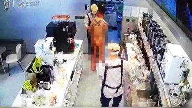 Photo of 广东裸男持刀闯奶茶店 店员机智制伏