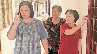 Photo of 组屋照明灯每日仅开2小时 居民摸黑上下楼忧踩空