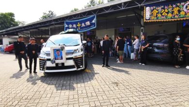 Photo of 男童遗留校车内缺氧亡〡小禹泽举殡 亲人不舍场面哀戚