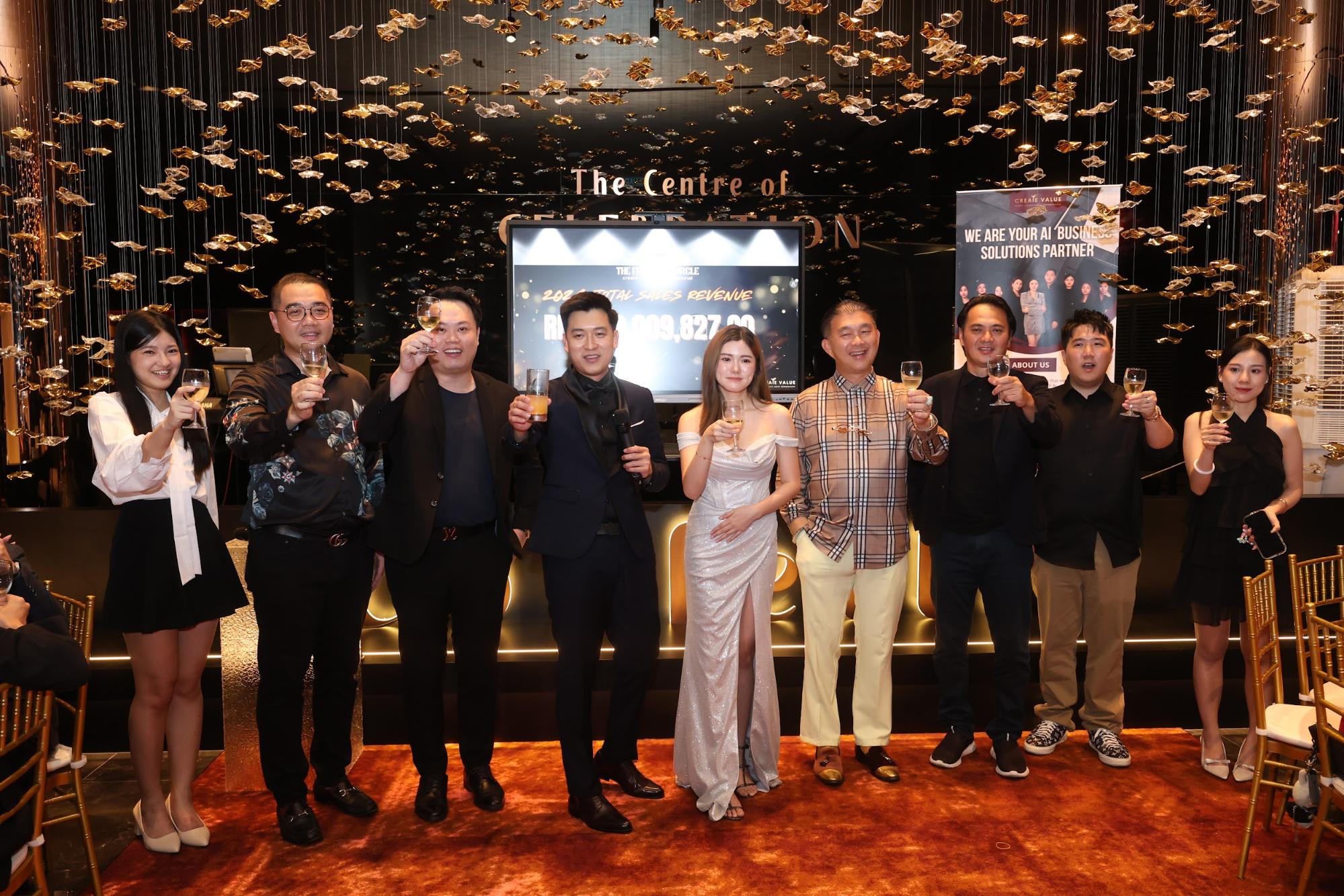 陈怿靖（左起）、陈祈名、张杰伟 、王永胜、李子榆、刘万晟、Gerald Kong 、赵子森及刘薇仪祝贺Create Value创下 6.2 亿令吉销售额。