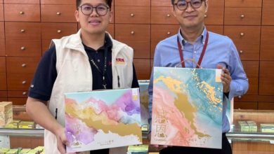 Photo of 赞助《光明》双亲节 余仁生移交礼盒作为幸运奖