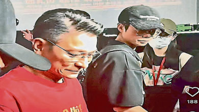 Photo of 刘德华绕过保安 抢笔替粉丝签名