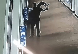 Photo of 殴打学生恐吓扔下楼 涉事教师被行拘
