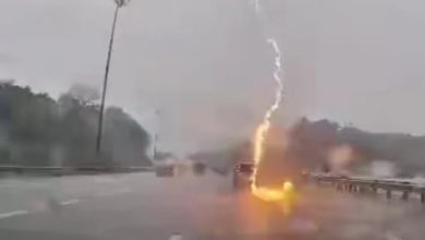 Photo of 行驶中被雷劈中？ 轿车遭雷击吓坏网民