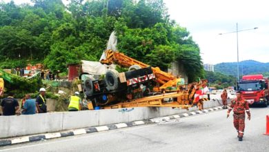 Photo of 施工吊车失衡翻覆 峇六拜路段一度瘫痪
