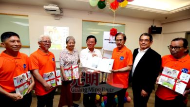 Photo of 《槟城韩新人，一个时代的回忆》特刊推介礼〡 曹观友：曾在报章工作 知辛劳挑战 从政40年未起诉媒体人