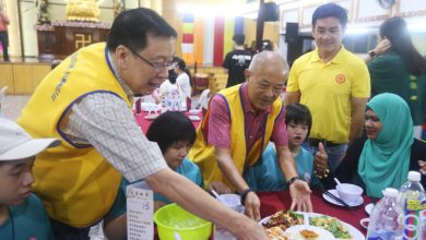 Photo of 佛总宴请230弱势者 祝友成骆福汉 当服务生送暖