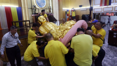 Photo of 点灯祈福迎卫塞 马佛总花车就绪