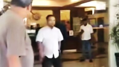 Photo of 不满店前搭篷让小贩摆卖 商家上市议会砸门抗议