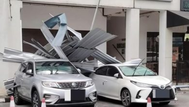 Photo of 强风压境吹飞屋顶 铁架锌片砸2车