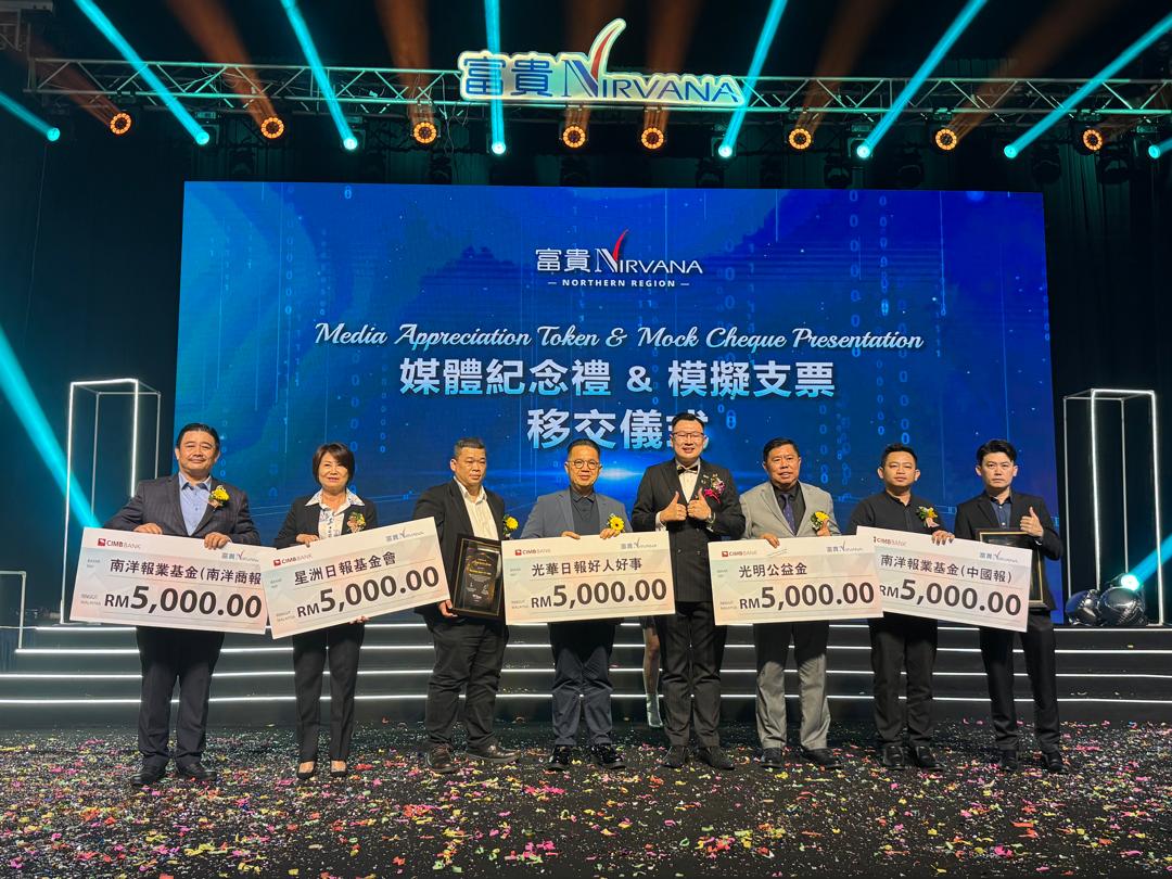 江健弘(右四)移交模拟支票给所有受惠的报馆。右三为本报谢进鏵及柯忠辰(右)。