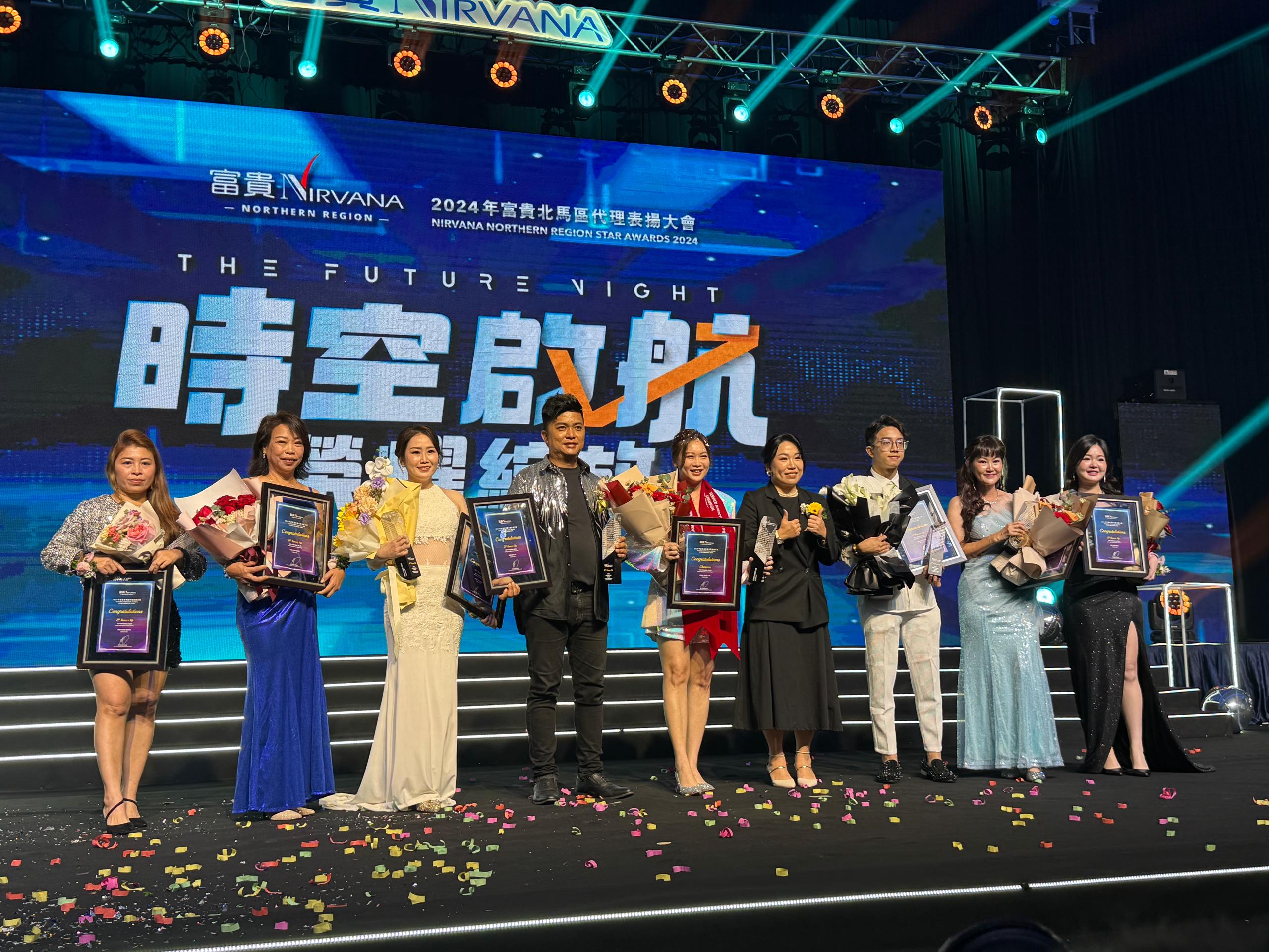 许秝溧(右四)颁奖予大山脚及双溪大年最佳个人销售奖得主。