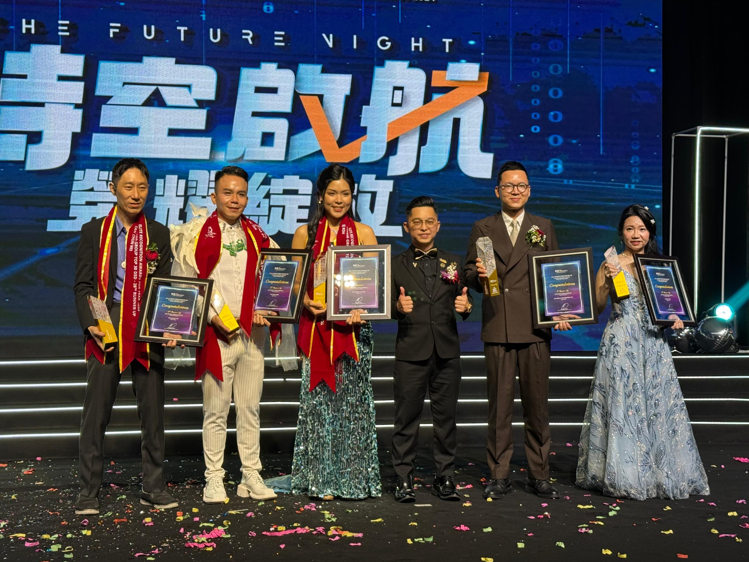 孙金福(右三)颁奖予北马区最佳区服务总监五强得主。