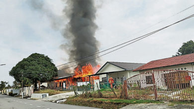 Photo of 亚沙新村板屋大火 母亲带智障儿逃命