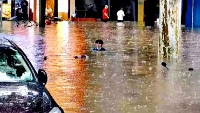 Photo of 武汉暴雨多处内涝 大学校门口 水淹至肩膀