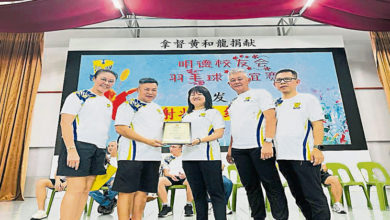 Photo of 精神不老情谊长存 明德校友会办羽球友谊赛
