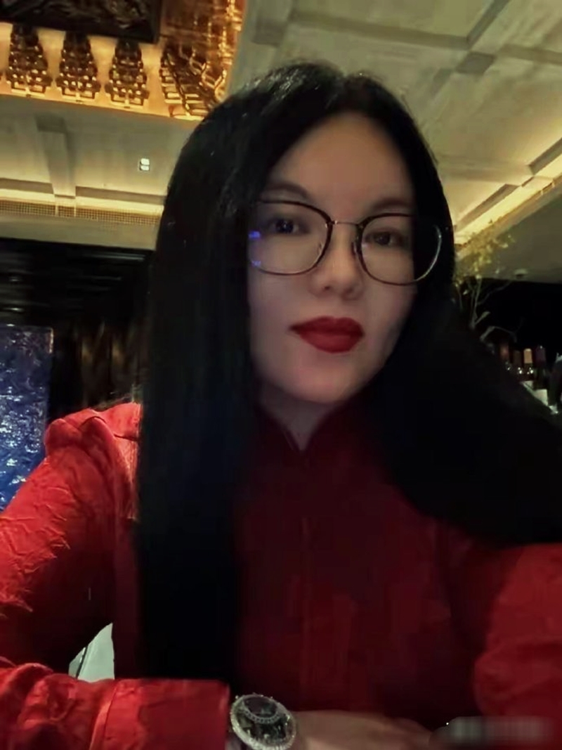 端午节当天，她晒出与女儿王诗龄的家宴照，其中一盘奢侈品牌定制的粽子，遭网民曝单颗售价逾1000人民币（下同·约591令吉），内陷更使用黑松露和鱼子酱等顶级食材