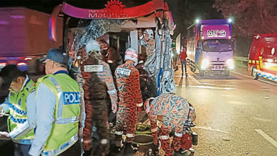 Photo of 双层巴士大道撞拖车 司机受伤乘客无恙