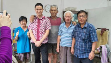 Photo of 三十年后团聚 医生与素未谋面外公相认