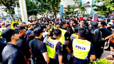 Photo of 仇贪集会2.0〡燃彩烟弹引警民对峙 秘书处斥警察滥用暴力