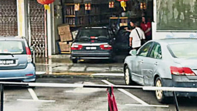 Photo of 75歲老翁泊車疑誤踏油門 轎車撞入神料店