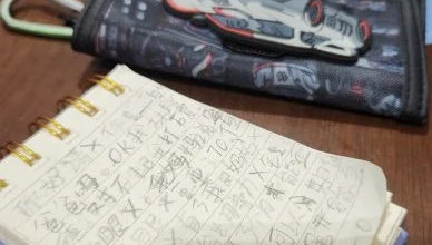 Photo of 儿子打闹弄断同学眼镜 父母设“还债计划”教他负责