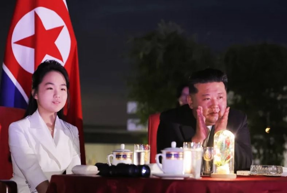 金氏父女的豪奢举止引发民间不少疑问与反感。